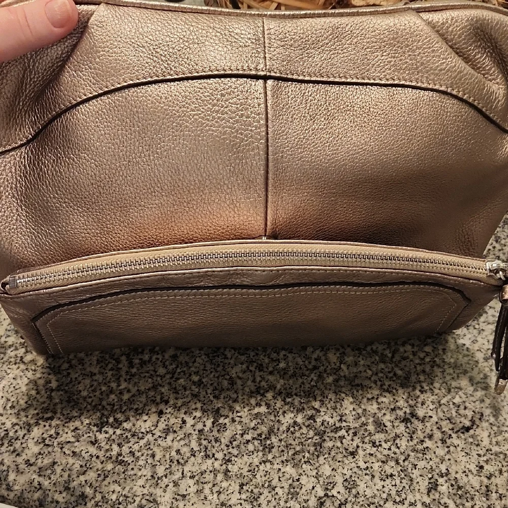 B Makowsky EUC Platinum Metallic Leather Shoulder Bag with Chain Strap